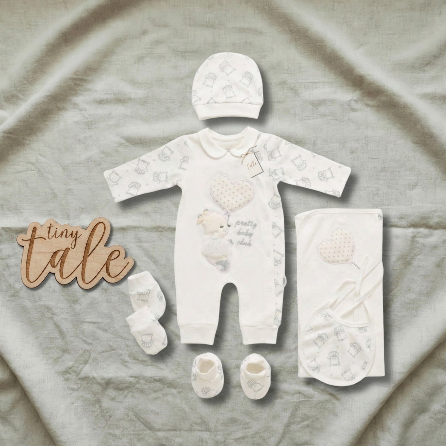 Complete White Newborn Receiving Set
Soft, safe first wear for newborns aged 0–3 months.