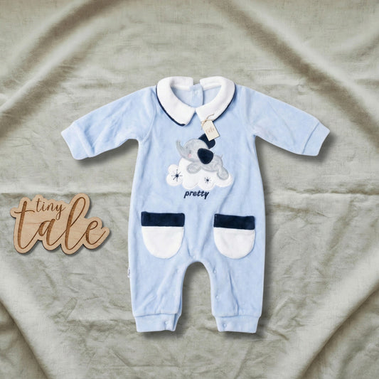 رومبير مخملي أزرق للمواليد الجدد من الأولاد بنقشة الفيل - معقم وجاهز في علبة هدايا