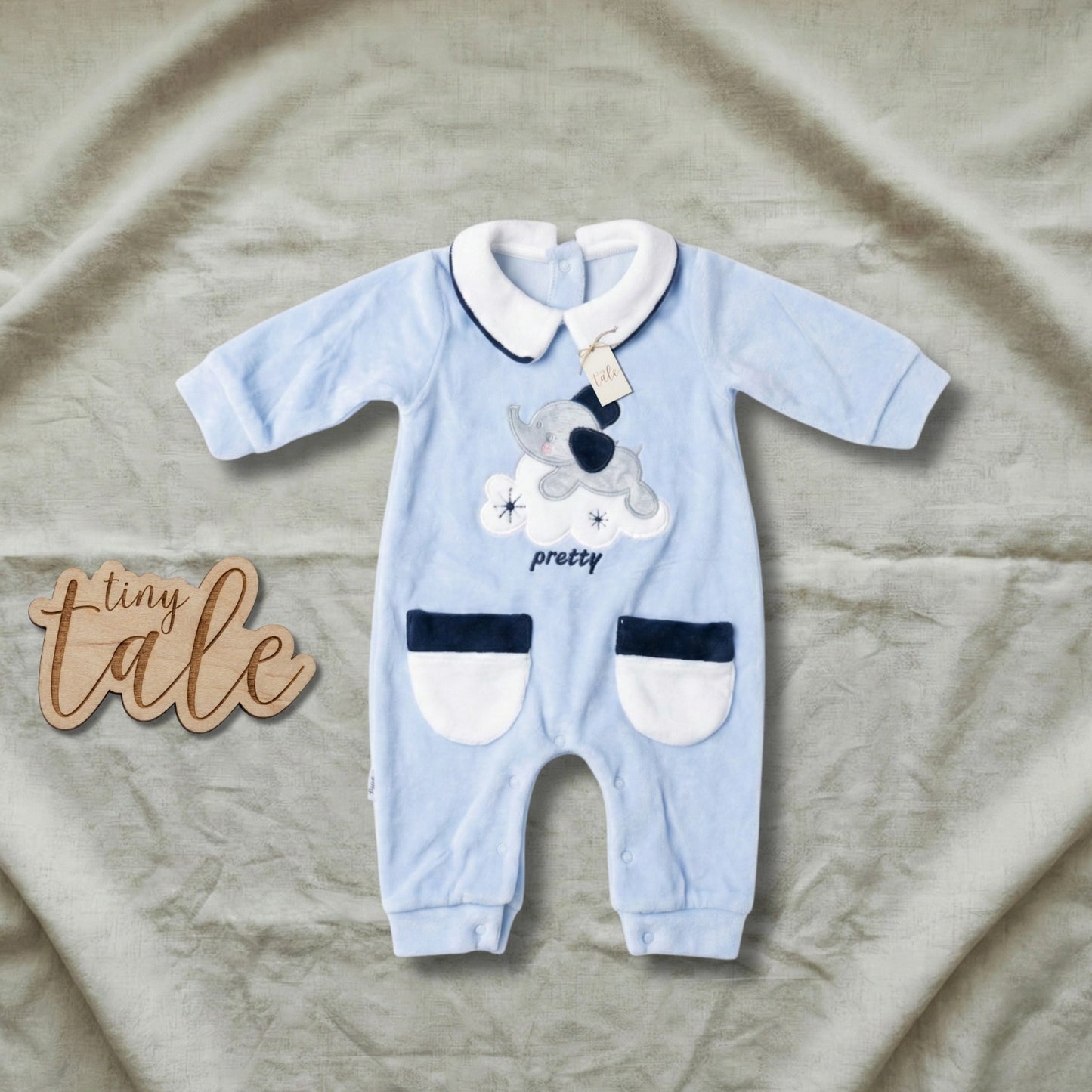 رومبير مخملي أزرق للمواليد الجدد من الأولاد بنقشة الفيل - معقم وجاهز في علبة هدايا 